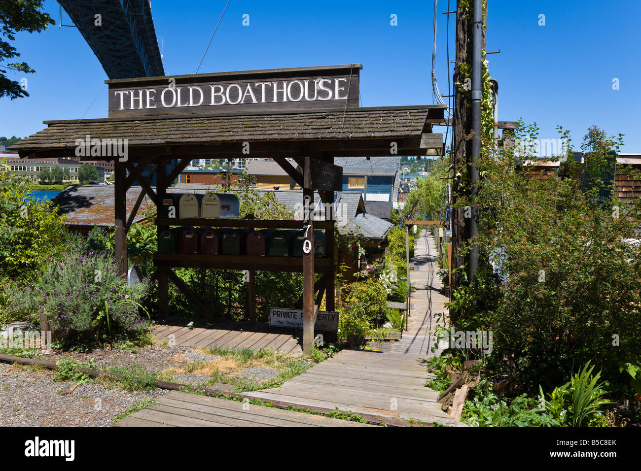 Entrée de maisons flottantes sur la rive ouest de Lake Union à Seattle, Washington, sous le pont de l'avenue Aurora Banque D'Images