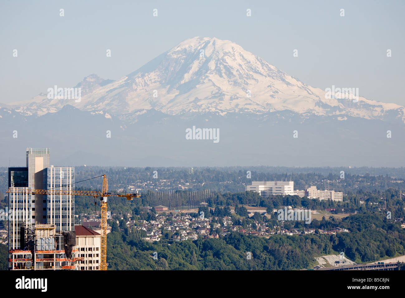 Mt. Rainier se profile derrière la ville de Seattle, Washington, USA Banque D'Images