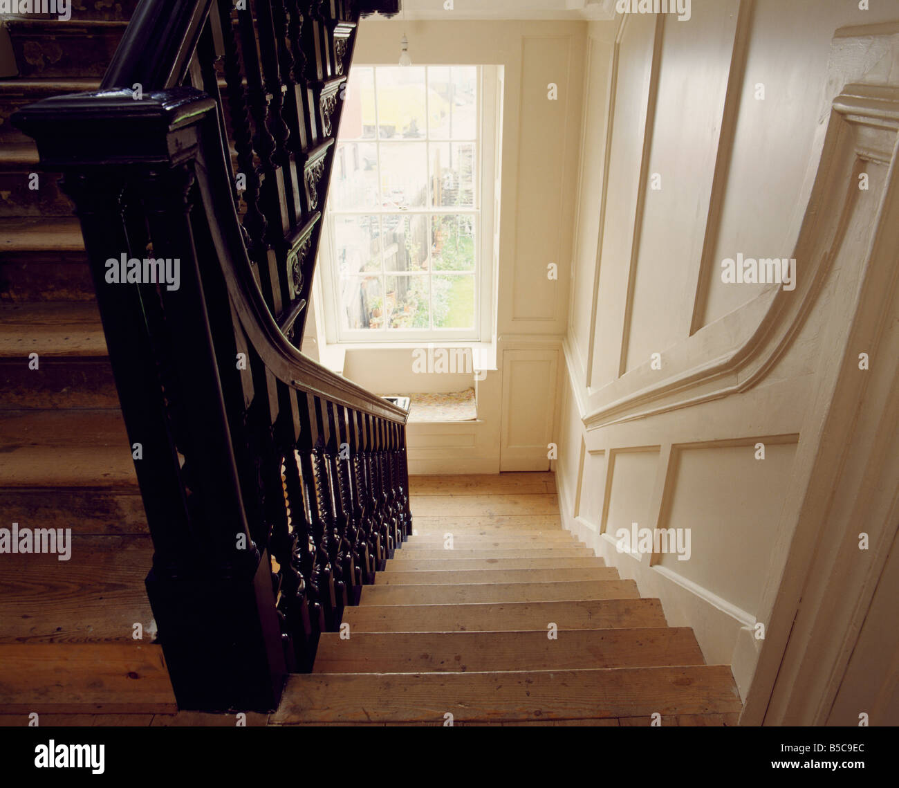 Vue vers le bas lambris crème escalier de style géorgien avec des rampes  d'escalier en bois sombre et Photo Stock - Alamy