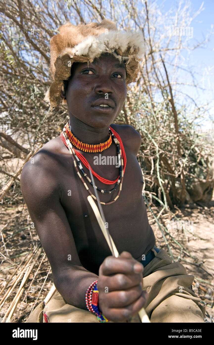 Un membre de la tribu Hadza se prépare à aller chasser Lake Eyasi Tanzanie Banque D'Images