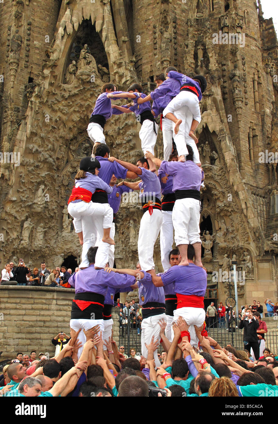 Castellers les capacités humaines tower(castell) à l'extérieur de Gaudi, La Sagrada Familia, Barcelone, Espagne Banque D'Images