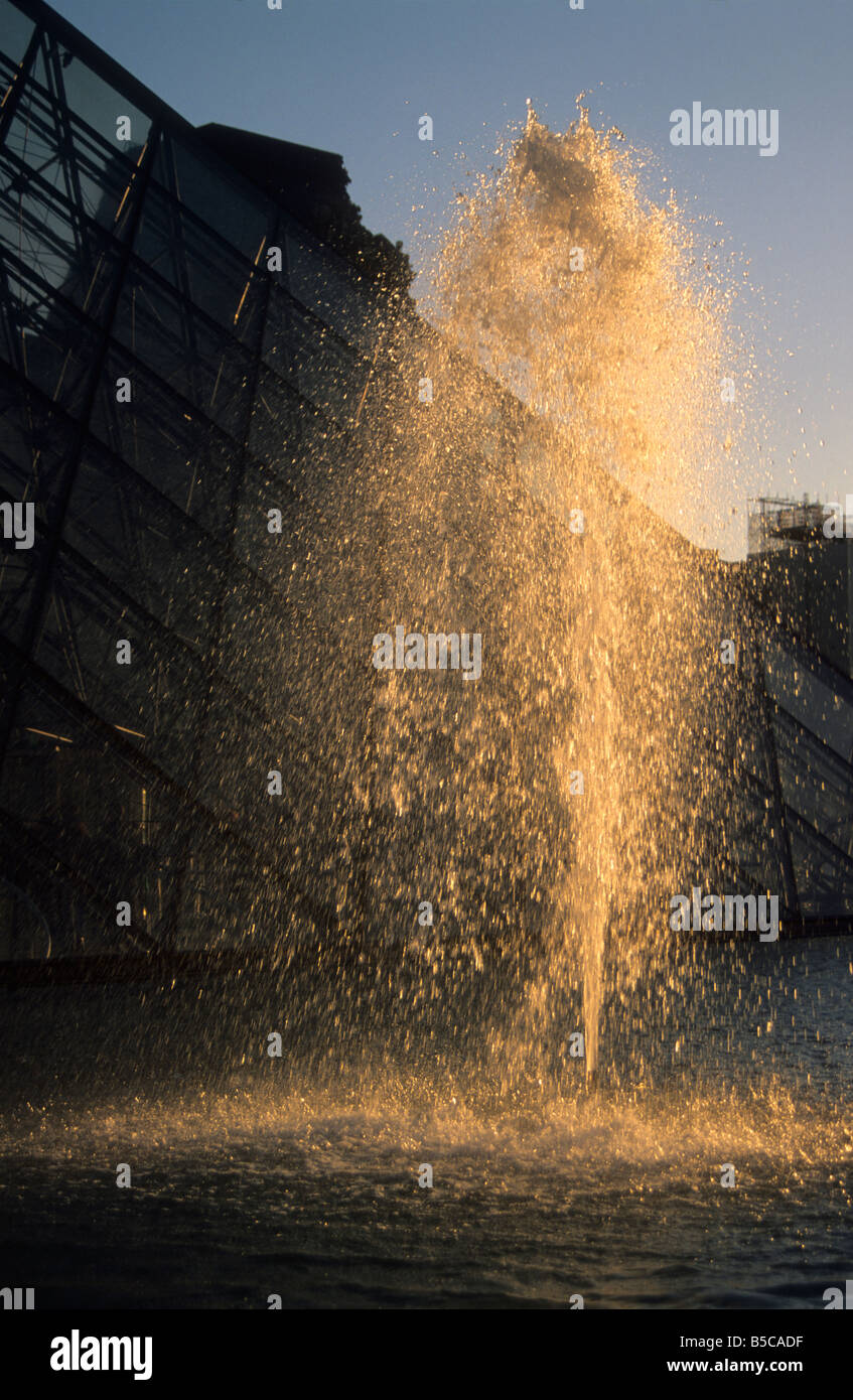 Une fontaine dans la cour du palais du Louvre, Paris, France. Banque D'Images