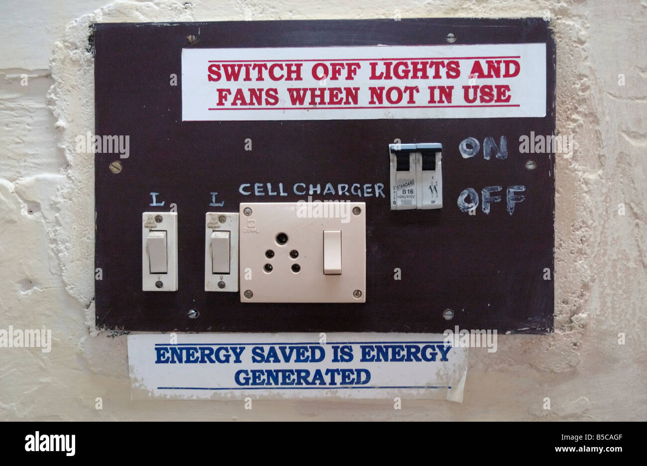 Commutateurs électriques et panneaux prise 'Switch de lumières et de fans lorsqu'il n'est pas utilisé" et "économie d'énergie est l'énergie générée". Banque D'Images