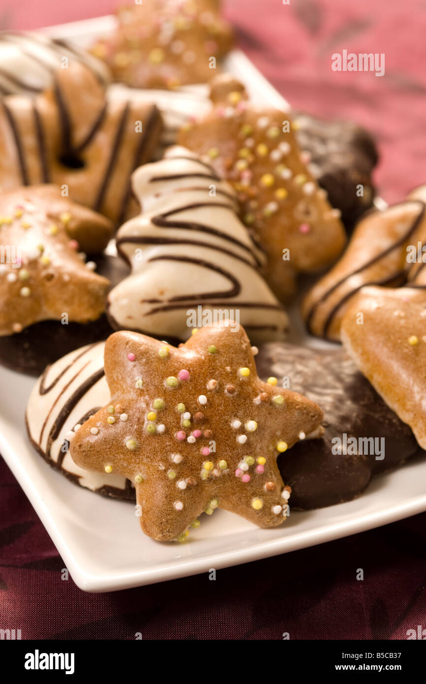 Gingerbread cookies de noël décoré sur le plateau Banque D'Images