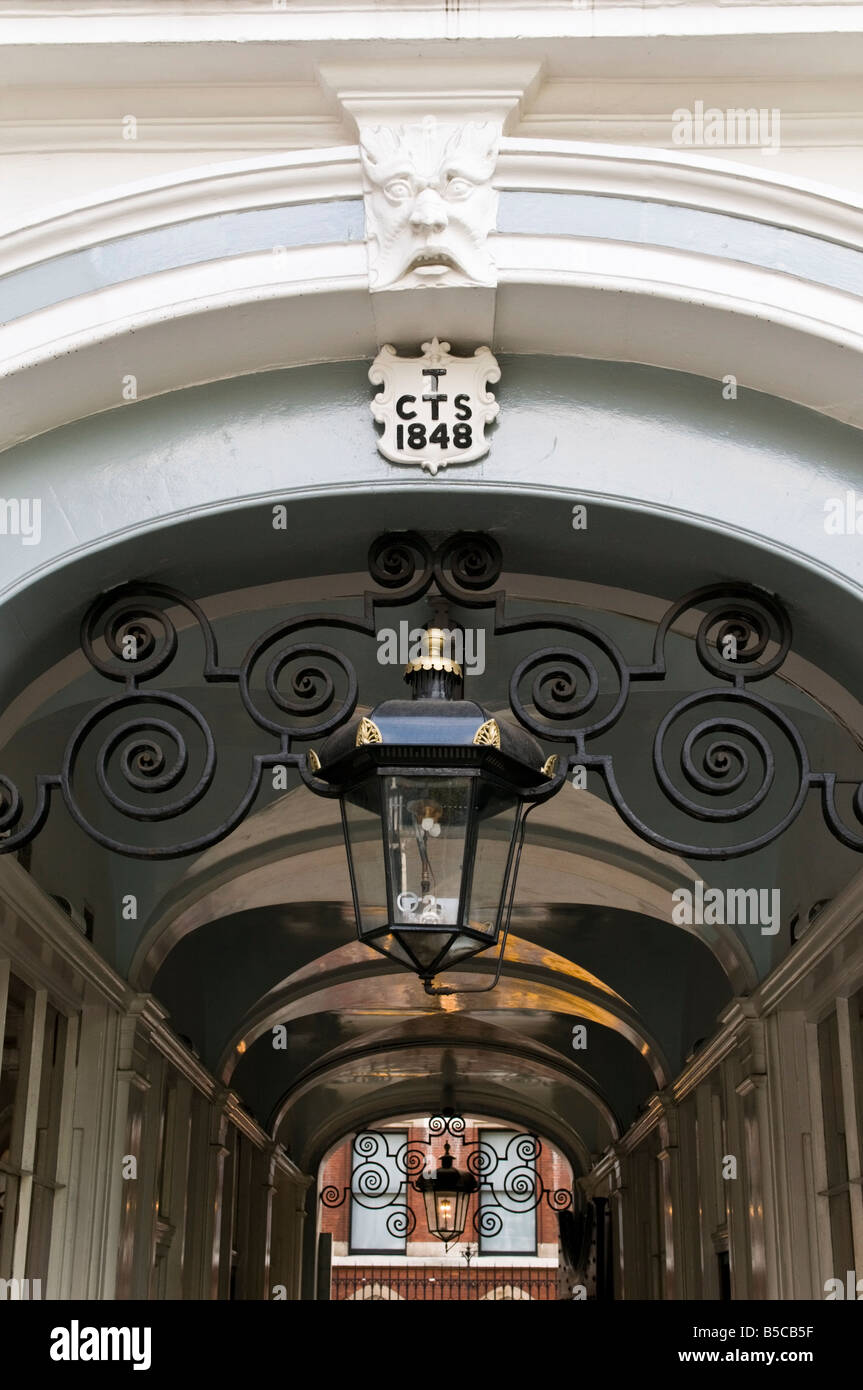 Close up d'un piéton archway menant à Lincoln's Inn Londres Banque D'Images