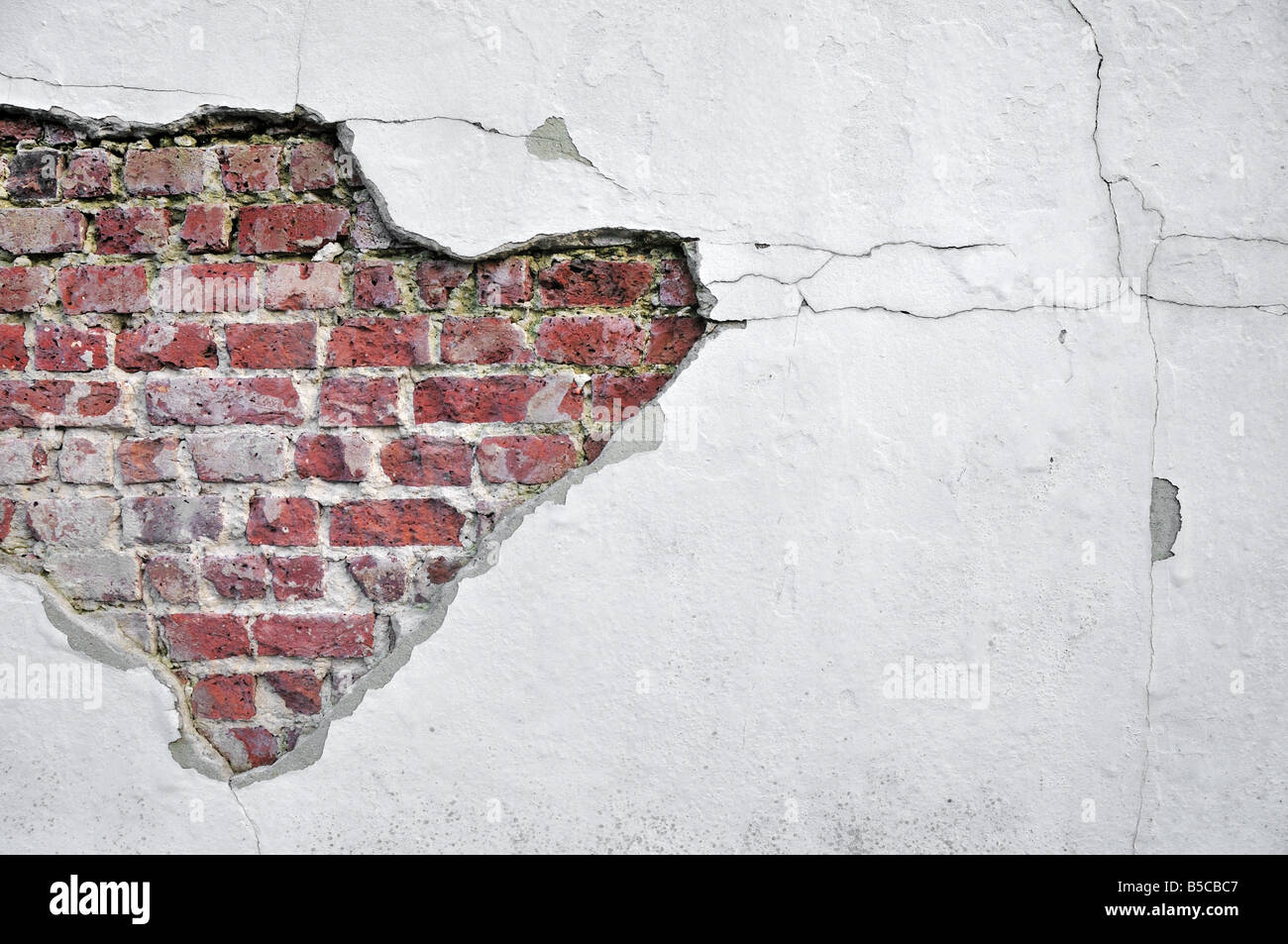 Peint en gris ciment blanc d'écaille sur un mur de brique rouge, de fonds, de textures Banque D'Images