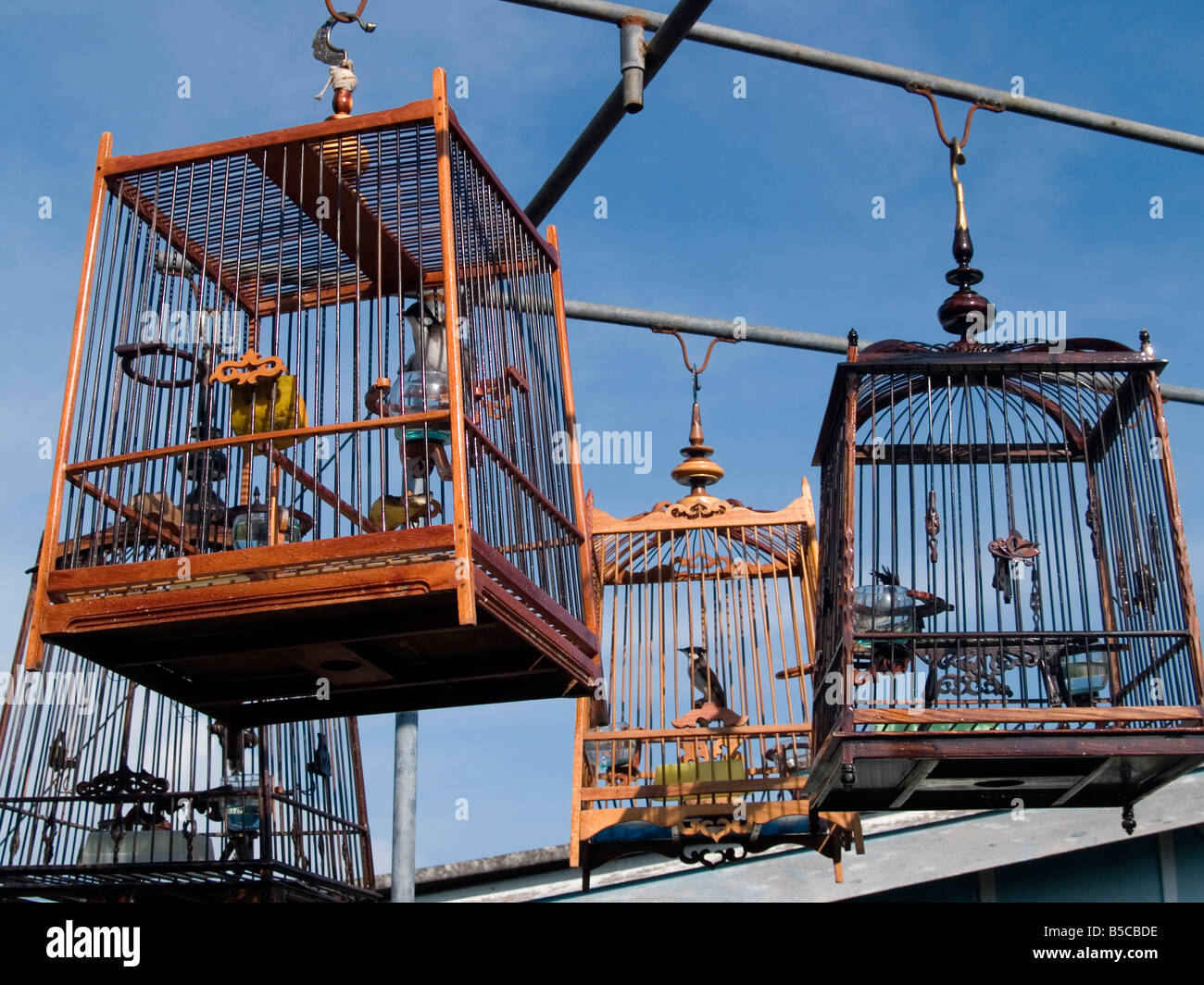 Des cages sur Ko Panyi village sur pilotis dans la baie de Phang Nga en Thaïlande Banque D'Images