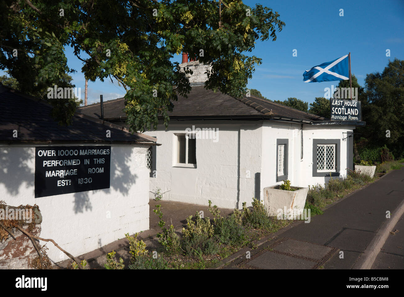 Mariage à Gretna Green House avec drapeau écossais sautoir 1re et dernière maison en Ecosse Banque D'Images