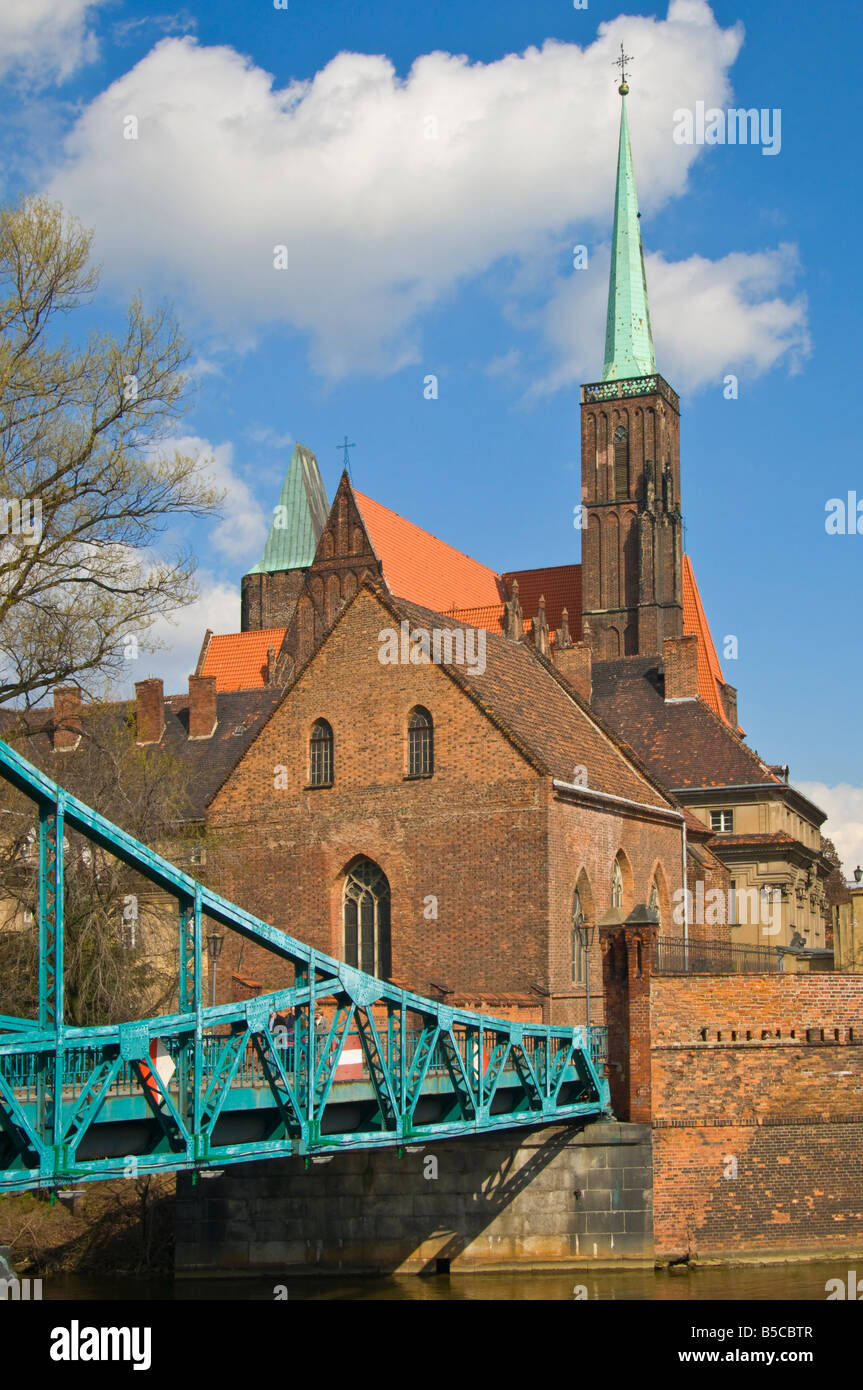 Wroclaw, Silésie, Pologne. Église de la Sainte Croix et St Barthélemy, et le Tumsky Bridge, vu de Piasek Island Banque D'Images