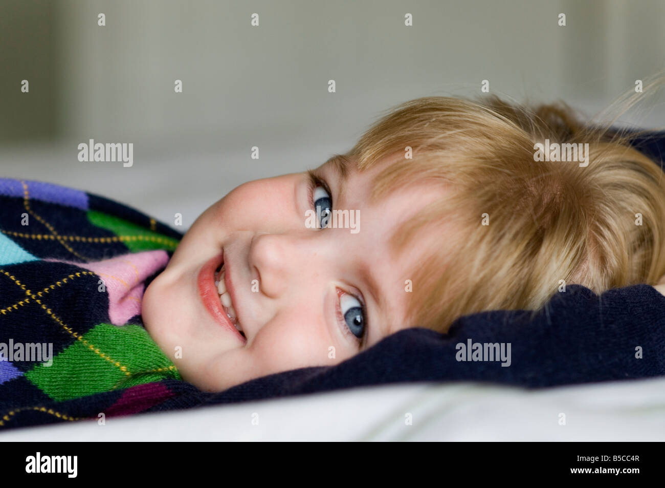 Happy girl, couchée et souriant. Banque D'Images