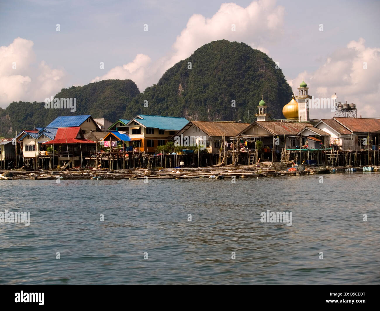 Sur la mer de Ko Panyi village sur pilotis musulman dans la baie de Phang Nga en Thaïlande Banque D'Images
