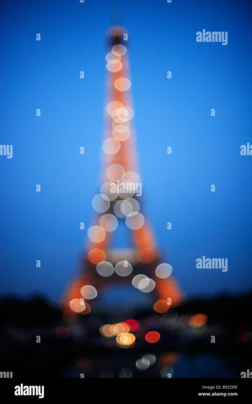 Une superbe vue sur le flou artistique de la tour Eiffel. Banque D'Images