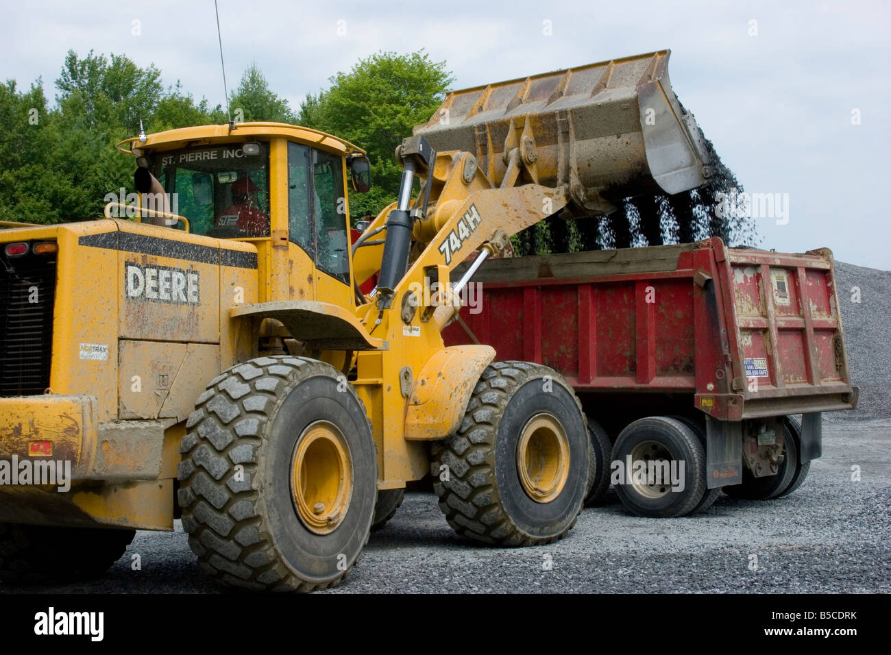 Chargeur sur roues John Deere 744H, bulldozer, déverse en gravier d'un ...