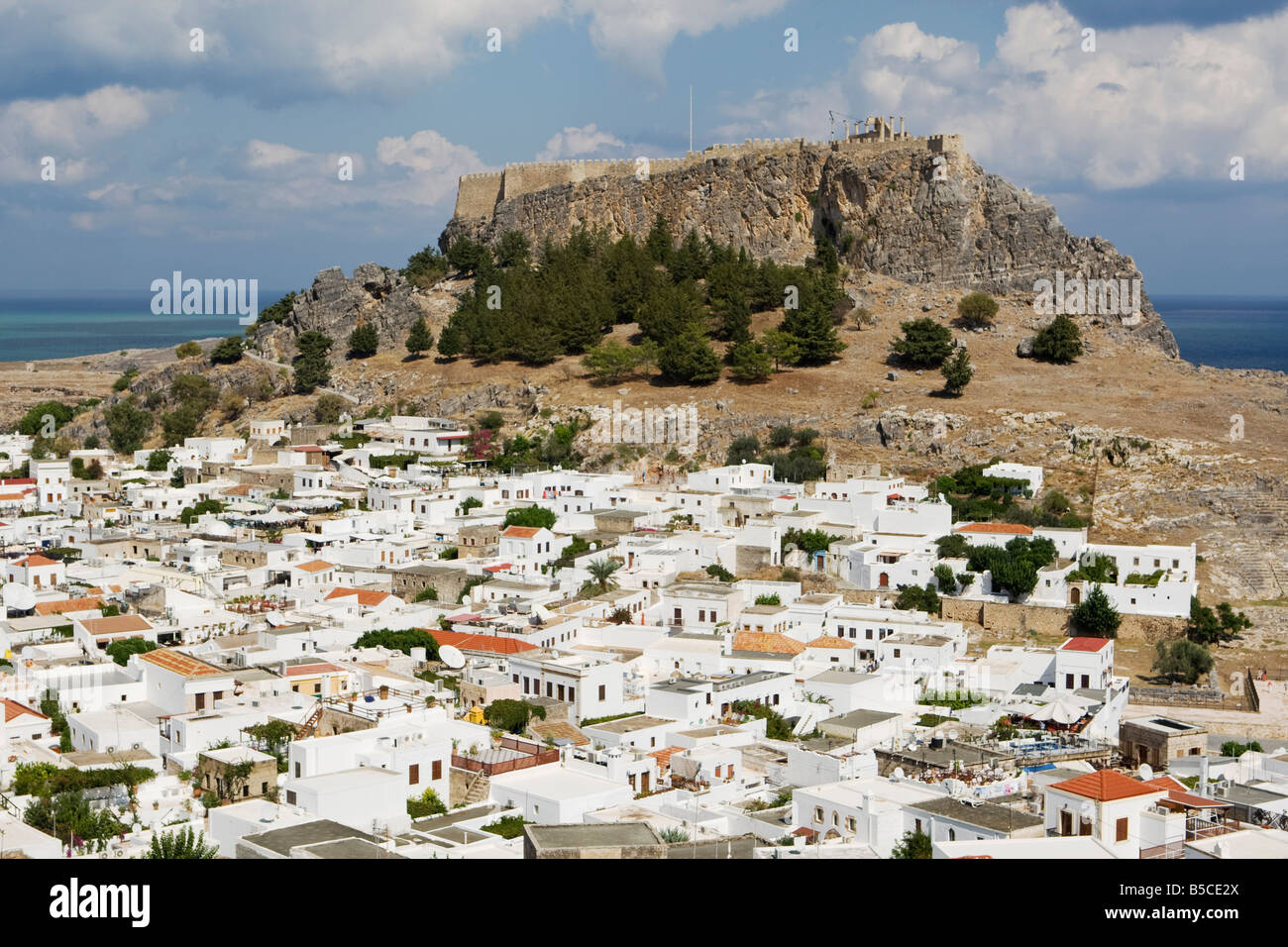 Ville historique de Lindos avec l'Acropole, dans l'arrière-plan, l'île de Rhodes, Grèce, Vacances Dodécanèse Banque D'Images Ville historique de Lindos avec l'Acropole, dans l'arrière-plan, l'île de Rhodes, Grèce, Vacances Dodécanèse Banque D'Images