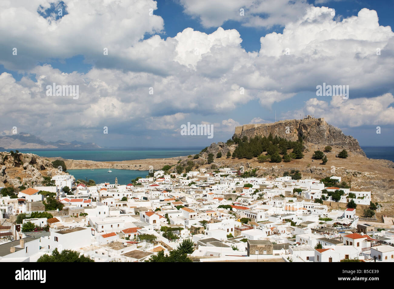 Ville historique de Lindos avec l'Acropole, dans l'arrière-plan, l'île de Rhodes, Grèce, Vacances Dodécanèse Banque D'Images Ville historique de Lindos avec l'Acropole, dans l'arrière-plan, l'île de Rhodes, Grèce, Vacances Dodécanèse Banque D'Images