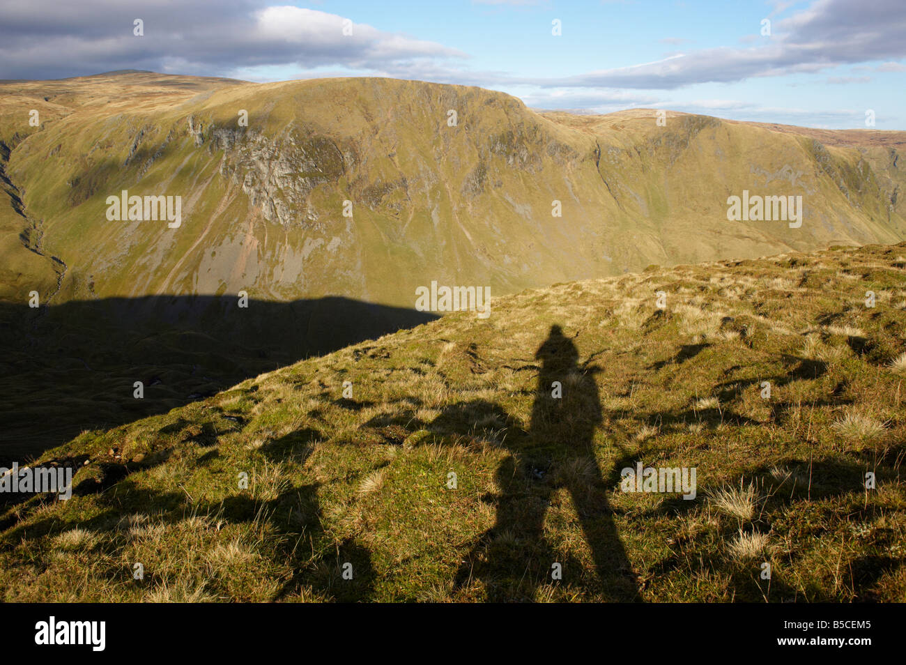 Ombre de photographe de peu Glas Maol de Druim Mor Scottish Highlands Scotland UK Caenlochan Glen Banque D'Images