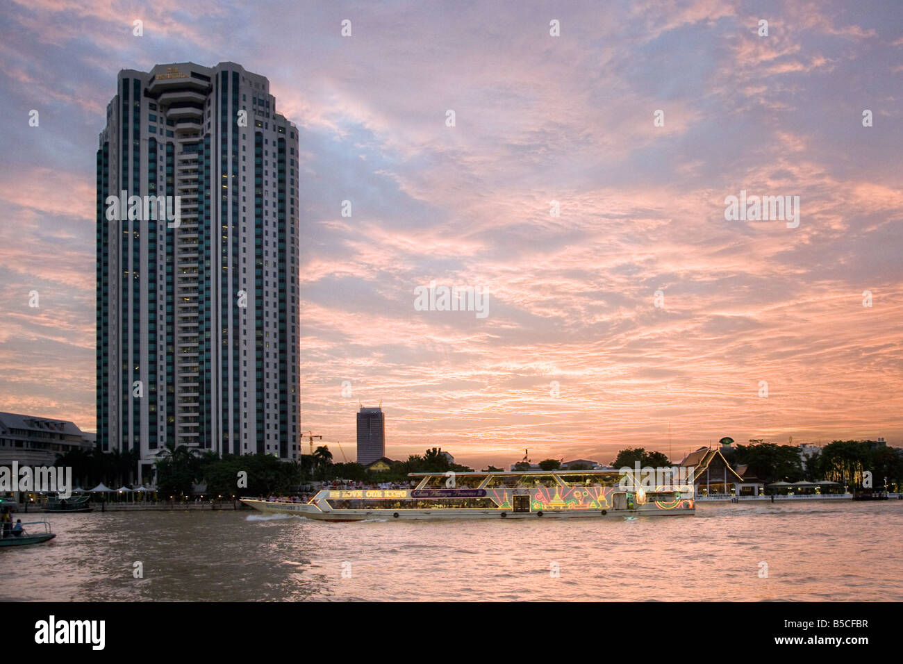 The Peninsula Hotel, Bangkok ; Ciel Nocturne Sur La Rivière Chao Phraya, Khlong San, Centre-Ville, Thaïlande. Banque D'Images