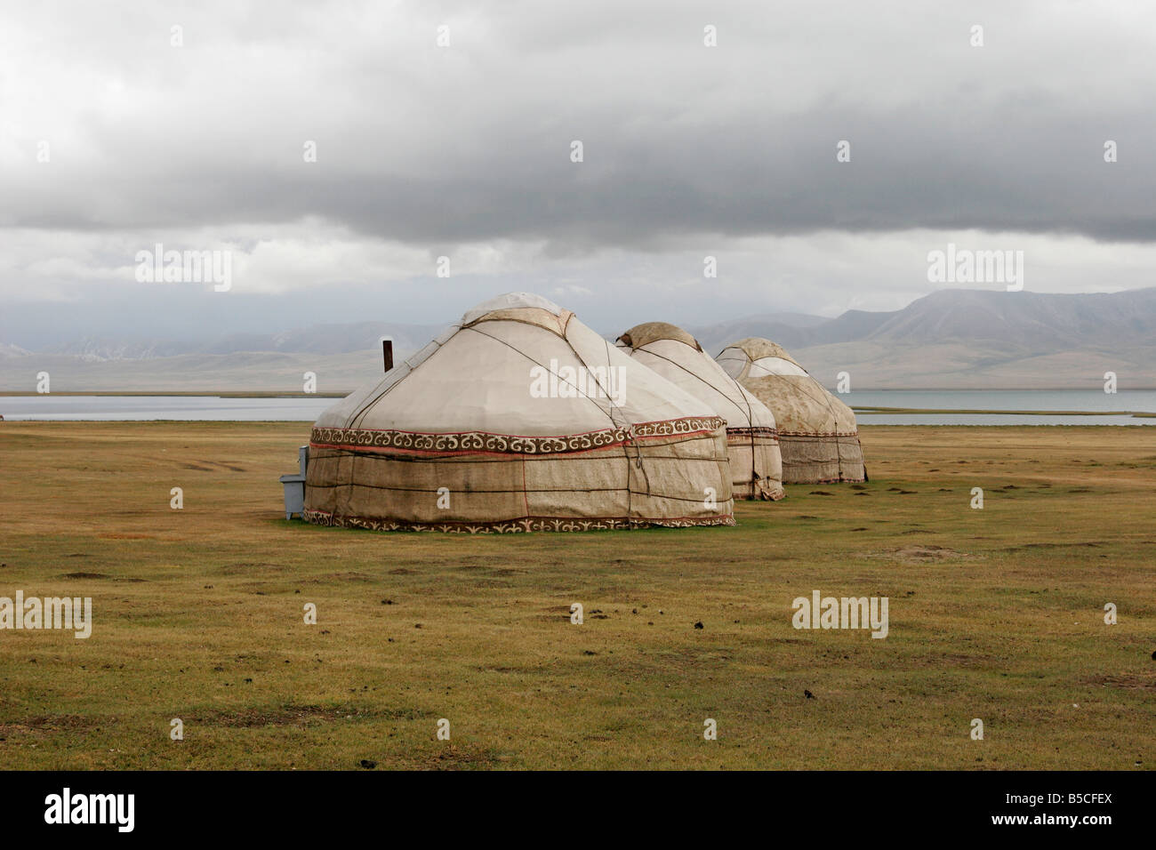 Les yourtes kirghizes, le lac Song-Kol, Tien Shan mountain, du Kirghizistan, de l'Asie centrale Banque D'Images Les yourtes kirghizes, le lac Song-Kol, Tien Shan mountain, du Kirghizistan, de l'Asie centrale Banque D'Images
