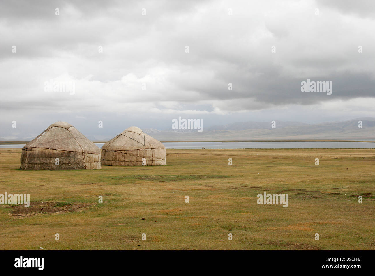 Les yourtes kirghizes, le lac Song-Kol, Tien Shan mountain, du Kirghizistan, de l'Asie centrale Banque D'Images Les yourtes kirghizes, le lac Song-Kol, Tien Shan mountain, du Kirghizistan, de l'Asie centrale Banque D'Images