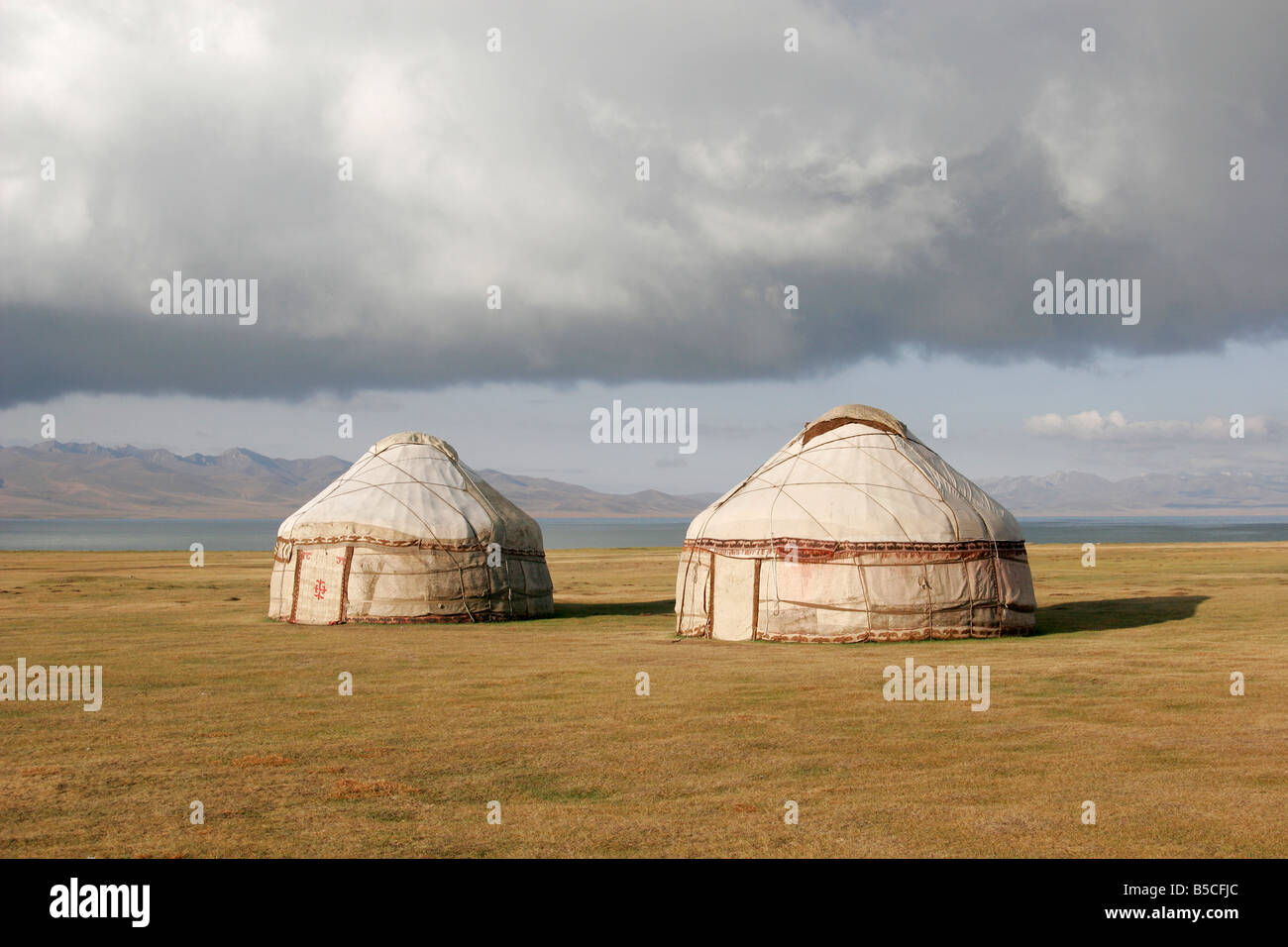 Les yourtes kirghizes, le lac Song-Kol, Tien Shan mountain, du Kirghizistan, de l'Asie centrale Banque D'Images Les yourtes kirghizes, le lac Song-Kol, Tien Shan mountain, du Kirghizistan, de l'Asie centrale Banque D'Images