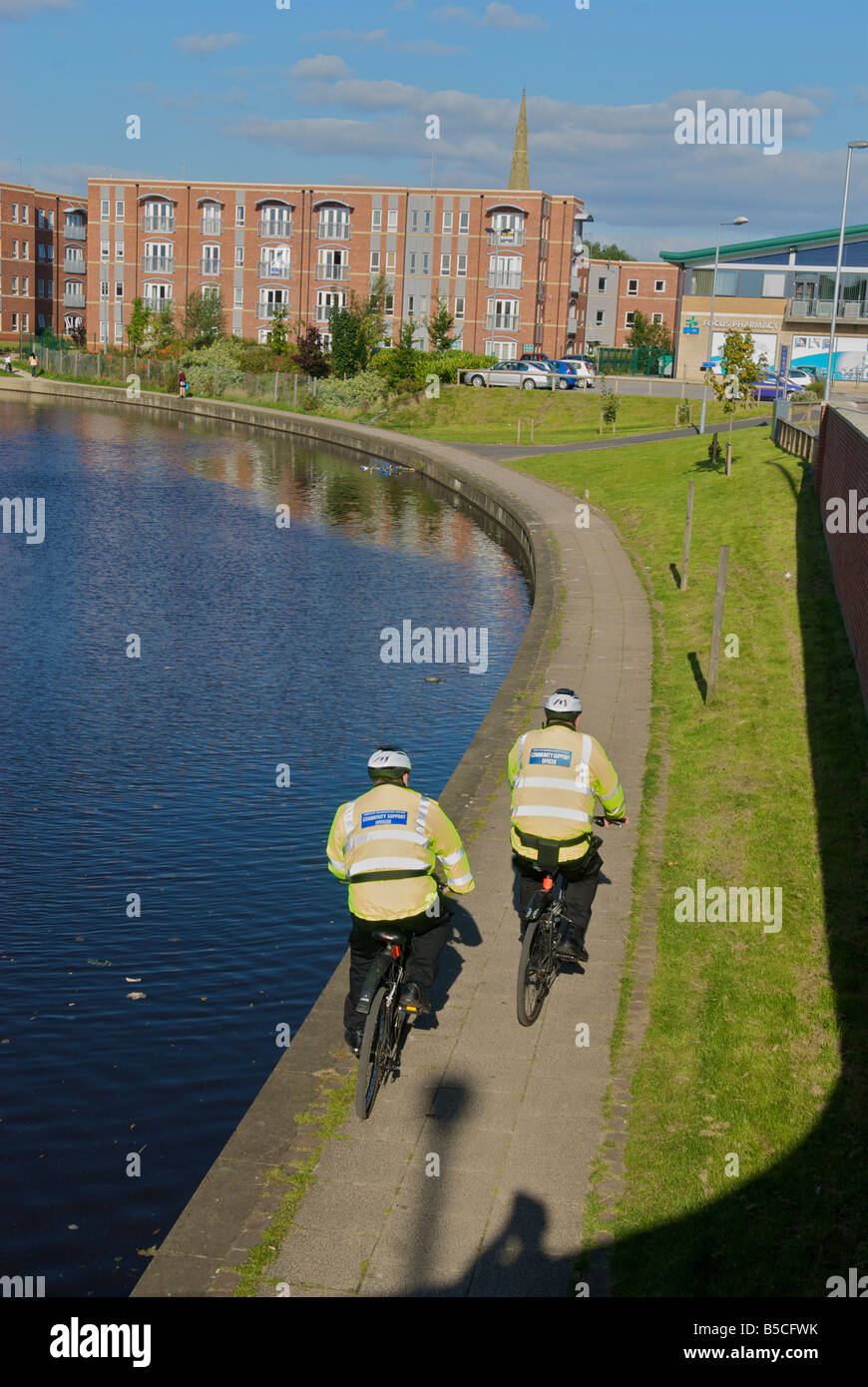Des officiers de police de patrouille à vélo le canal côté à Failsworth Greater Manchester Oldham Banque D'Images