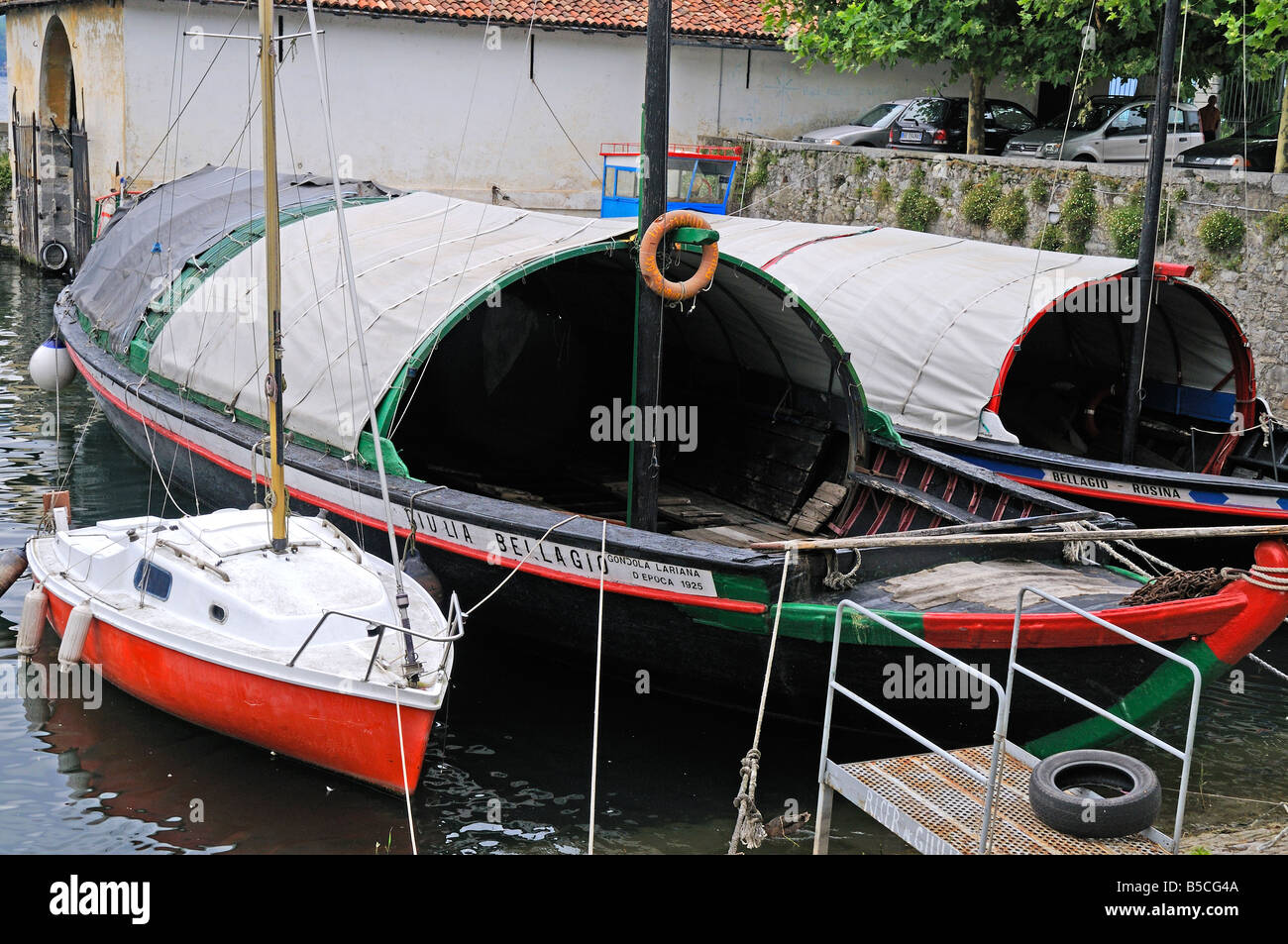 Les bateaux de pêche traditionnels à Loppia Lucias appelé près de Bellagio sur le lac de Côme dans la région Lombardie en Italie Banque D'Images