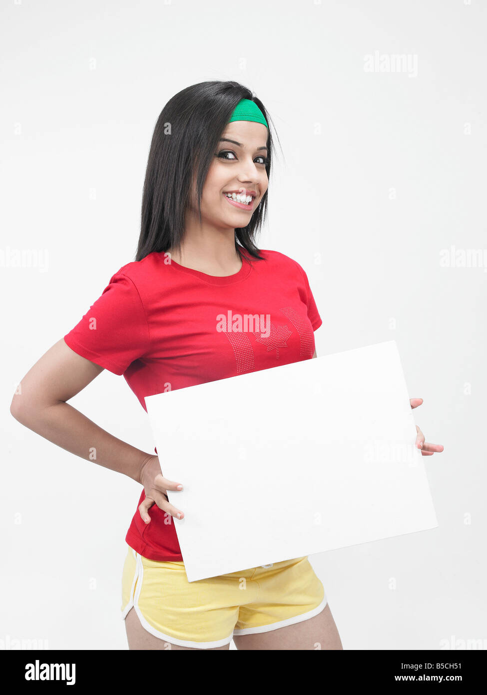 Un mince et sexy asian woman with a blank placard Banque D'Images