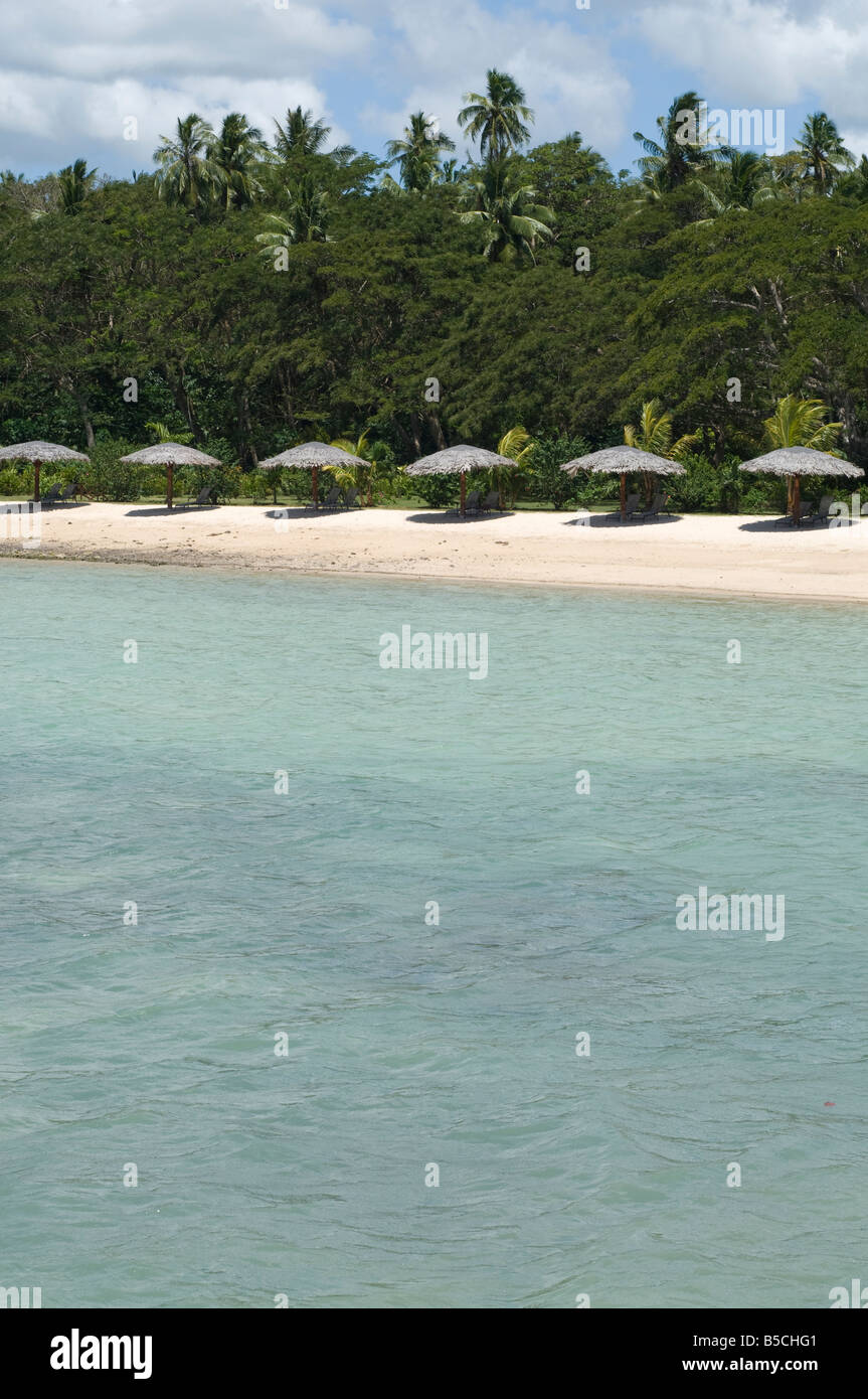 Ligne de plage Parasols en bois, pris dans Saoma Banque D'Images