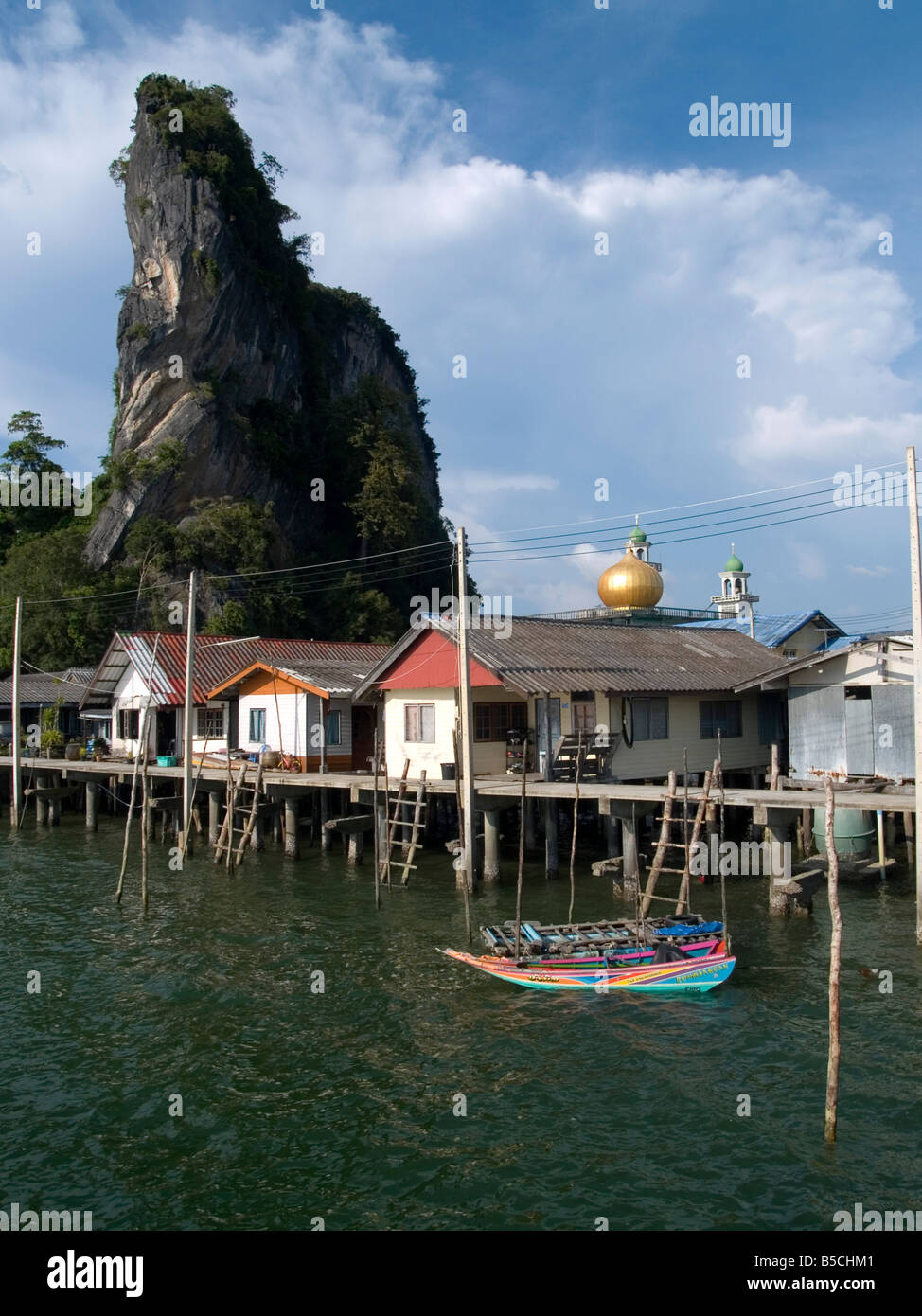 Vue panoramique de Ko Panyi village sur pilotis musulman dans la baie de Phang Nga en Thaïlande Banque D'Images