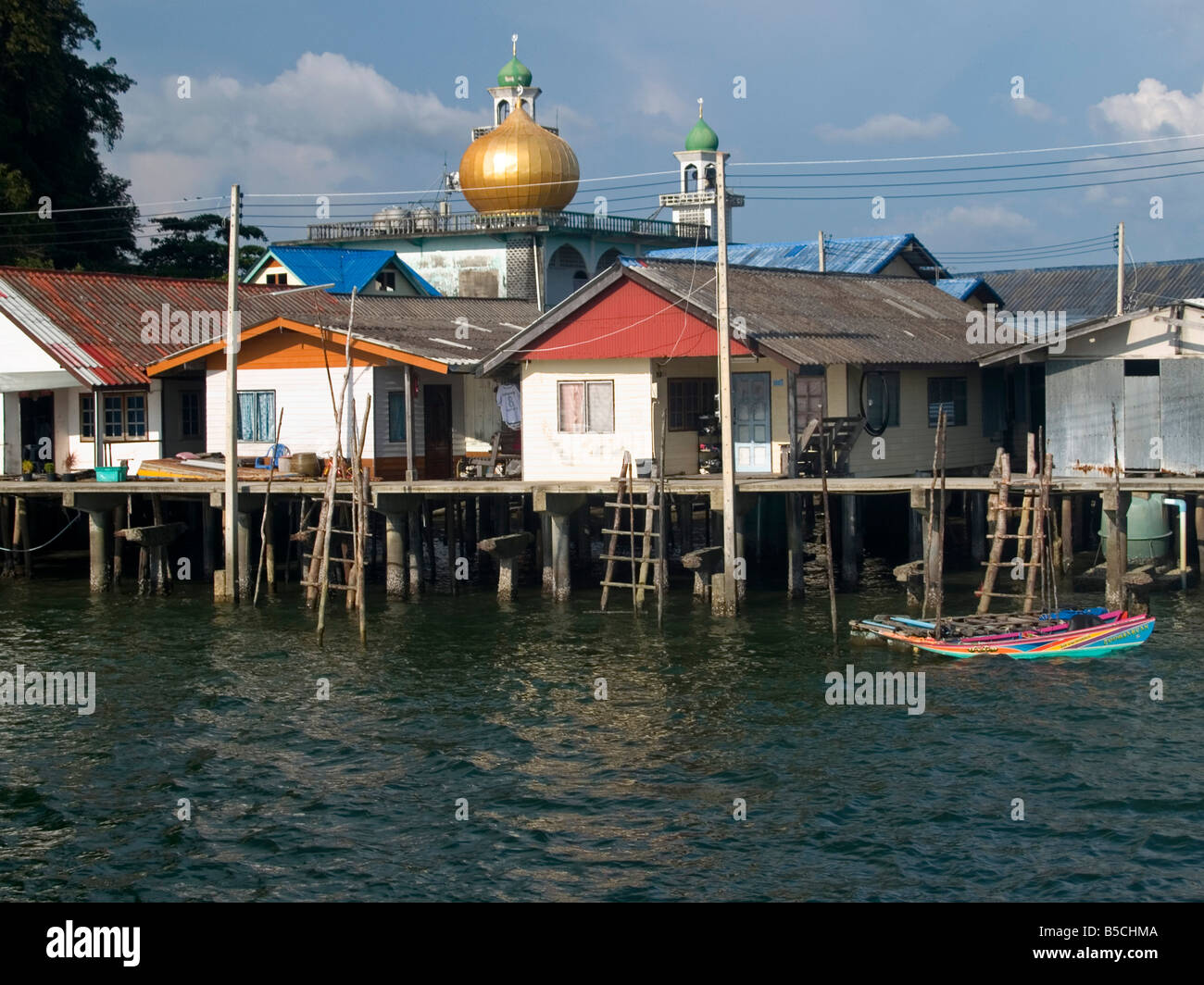 Scenic Ko Panyi village sur pilotis musulman dans la baie de Phang Nga en Thaïlande Banque D'Images