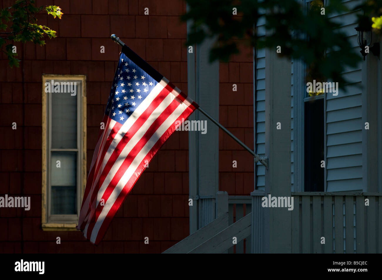 Stars and Stripes sur une maison à Somerville MA USA Banque D'Images