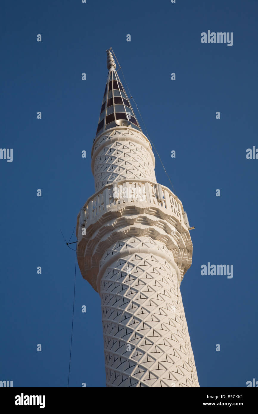 Un minaret contre un ciel bleu profond dans Hisaronu, près de Fethiye, Turquie Banque D'Images