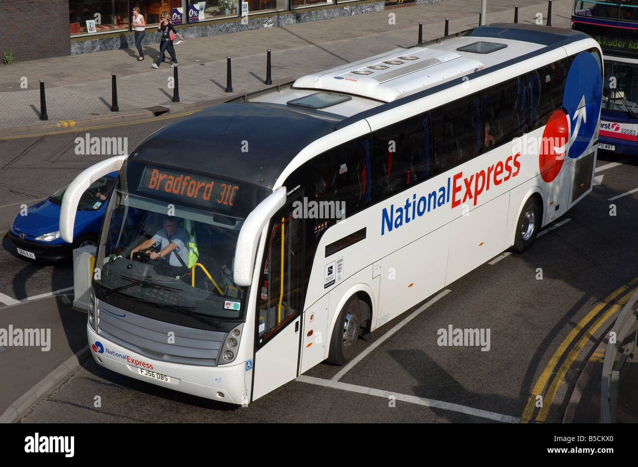 Autocars National Express en route vers Bradford, England, UK Banque D'Images