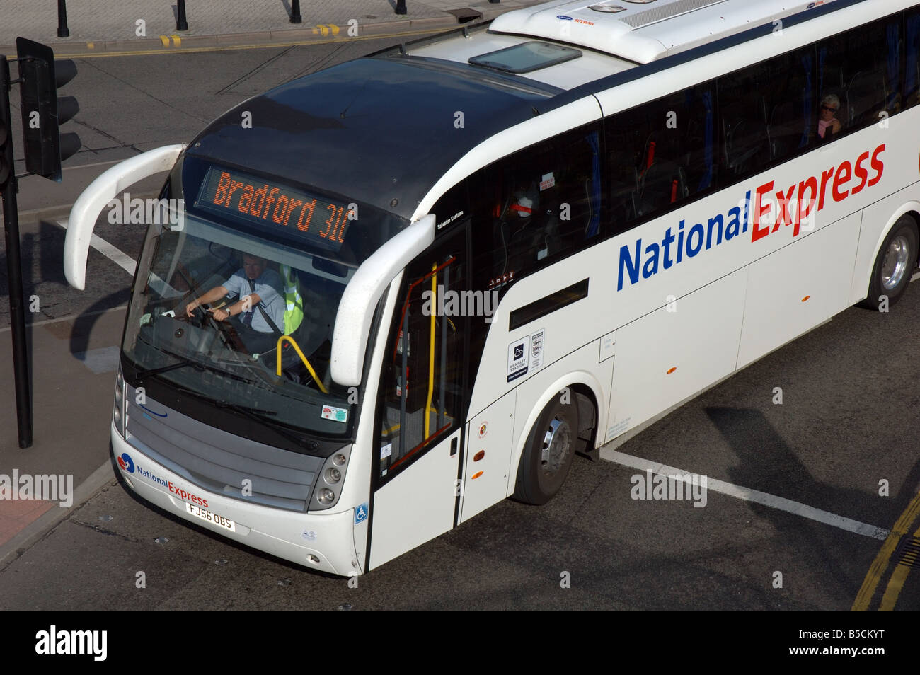 Autocars National Express en route vers Bradford, England, UK Banque D'Images