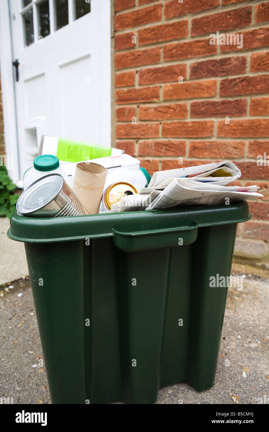 Bac de recyclage vert la porte de la chambre d'Extérieur Banque D'Images
