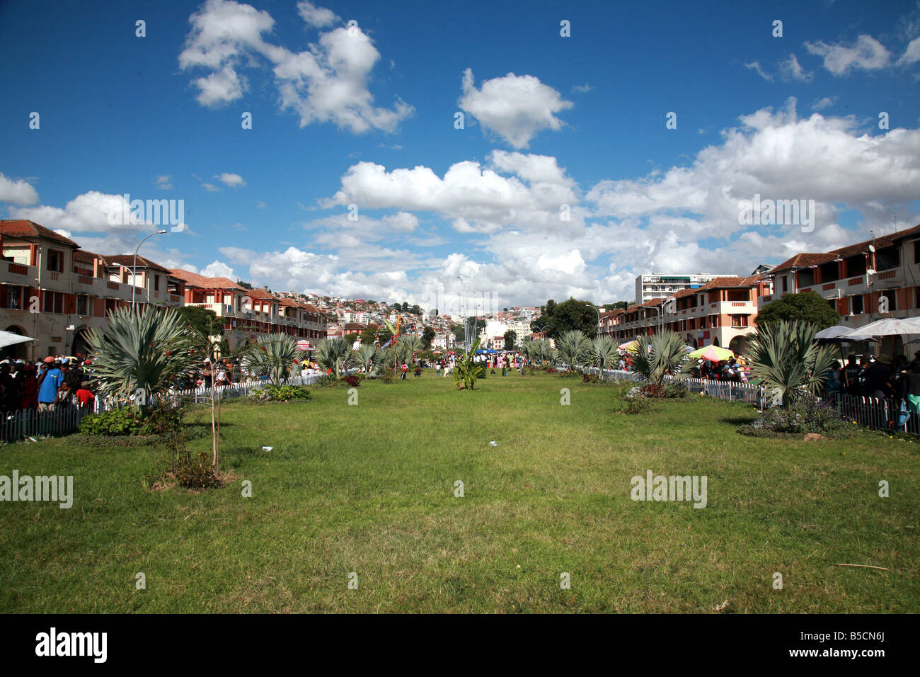 Le parc verdoyant dans le centre de la traditionnelle foire de mai à Antanarivo Madagascar Banque D'Images