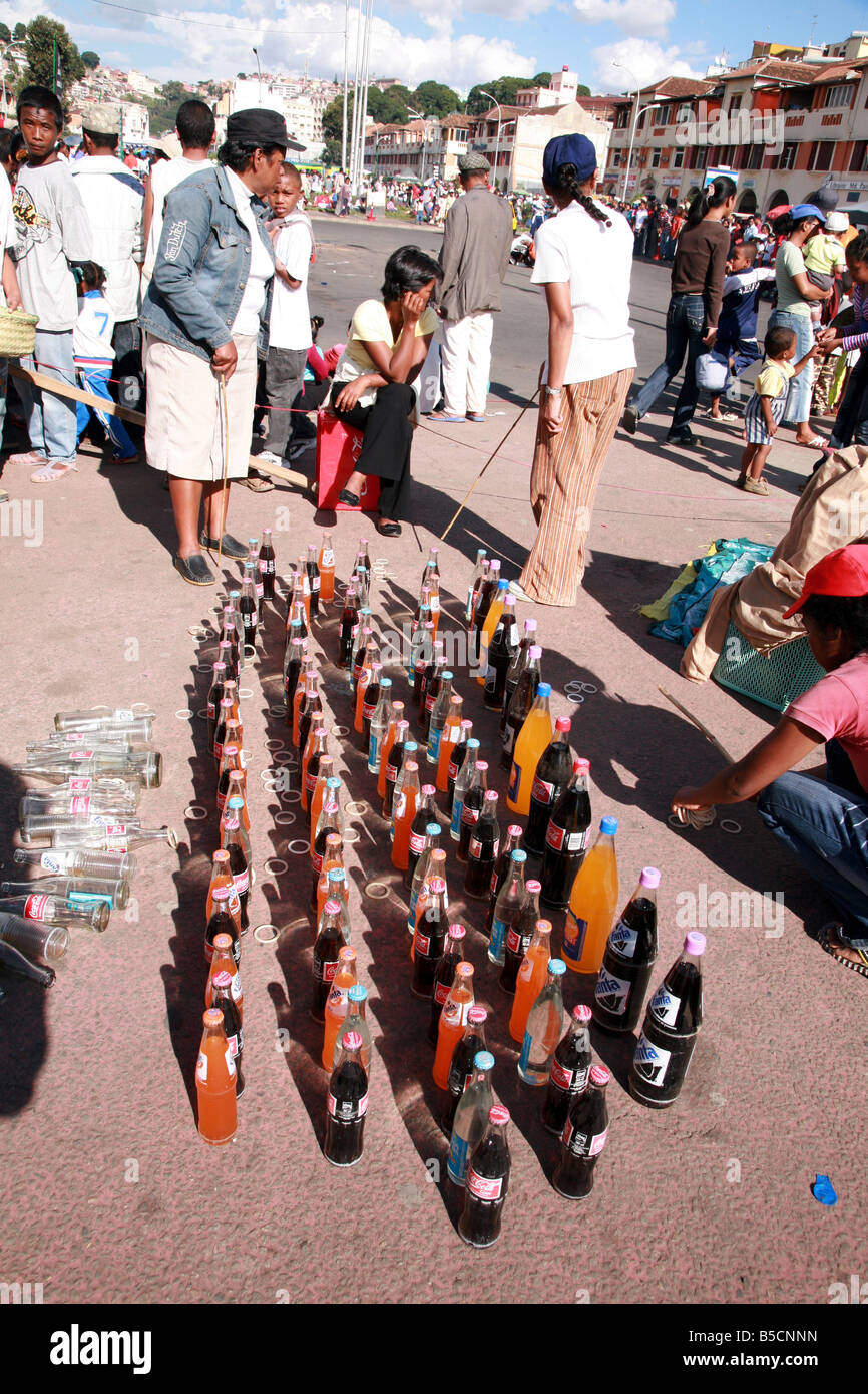 Bouteilles de Coca Cola et Fanta utilisée dans les jeux à la traditionnelle foire de mai à Antanarivo Madagascar Banque D'Images