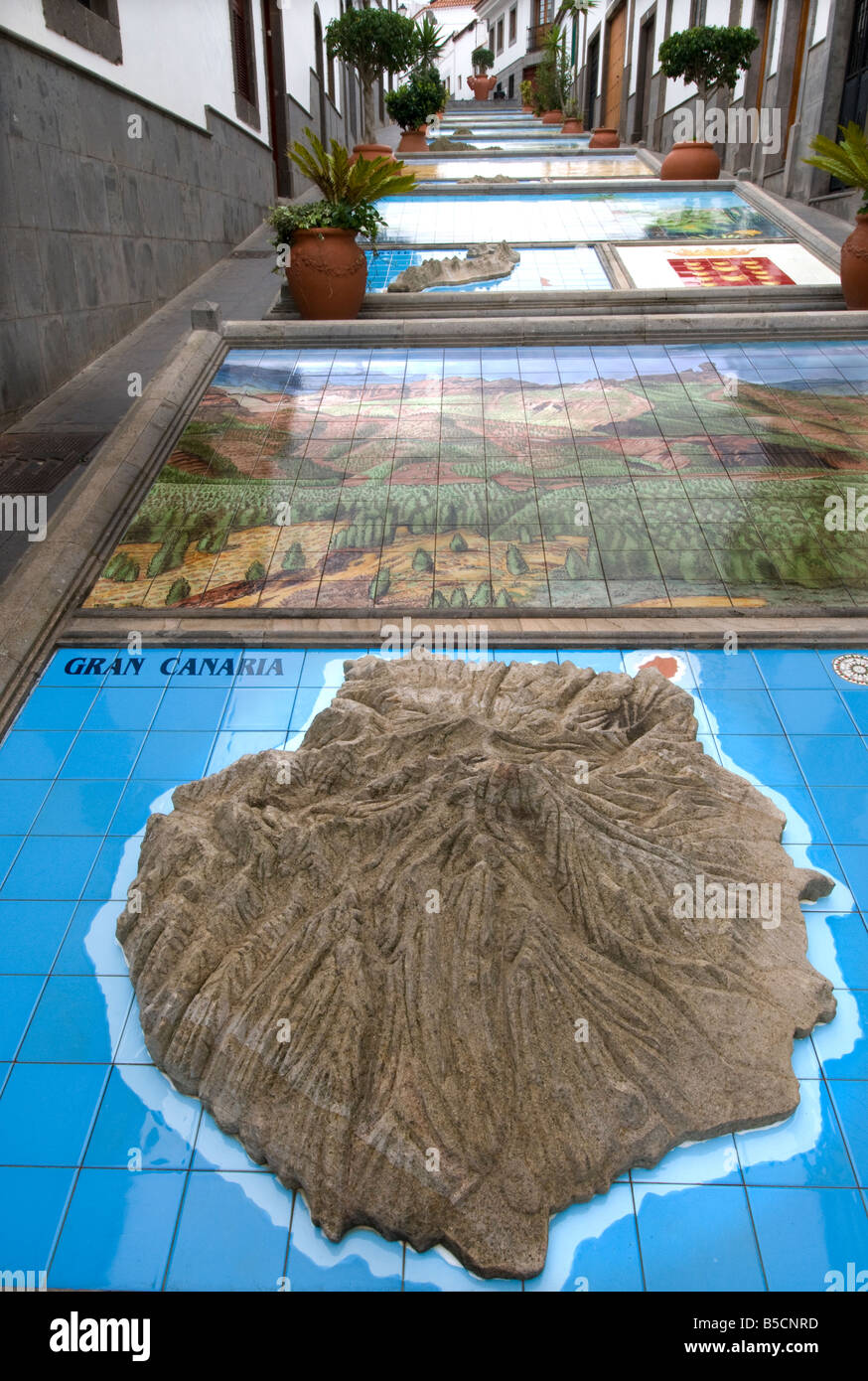 GRAN CANARIA Plaster relief carte 3d de l'île de Gran Canaria dans Firgas Village Gran Canaria Îles Canaries Espagne Banque D'Images GRAN CANARIA Plaster relief carte 3d de l'île de Gran Canaria dans Firgas Village Gran Canaria Îles Canaries Espagne Banque D'Images