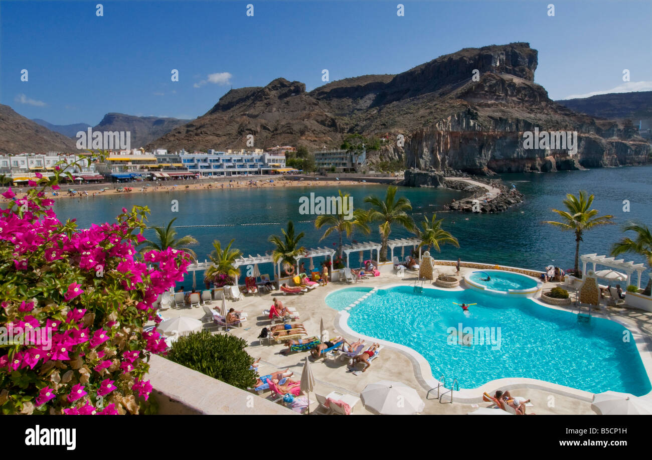 La piscine du Club de Mar à Puerto Mogan Mogan avec sandy beach, cafés  villas derrière. Gran Canaria Îles Canaries Espagne Photo Stock - Alamy
