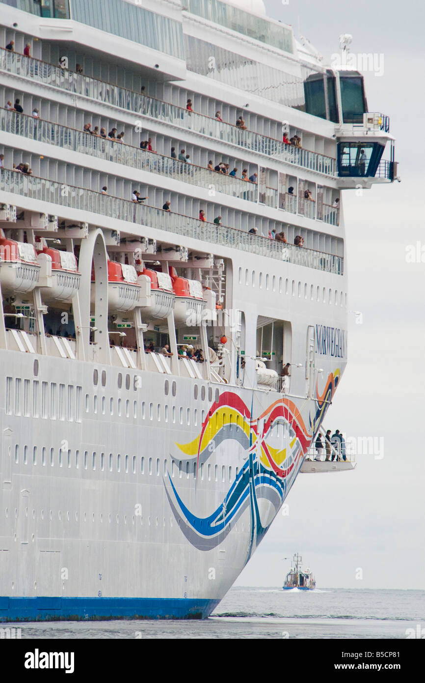 Le navire de croisière Norwegian Spirit s'approche du quai dans le port de Halifax. Banque D'Images