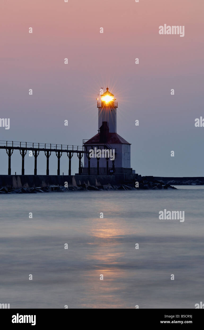 Coucher du soleil et Michigan City East Pierhead phare sur le lac Michigan Michigan City Indiana Banque D'Images