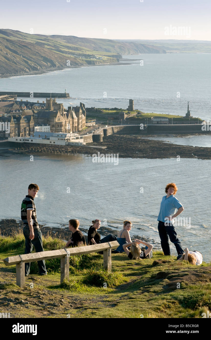 Les étudiants de l'université sur Constitution Hill surplombant la station balnéaire d'Aberystwyth et la baie de Cardigan au Pays de Galles UK automne Banque D'Images