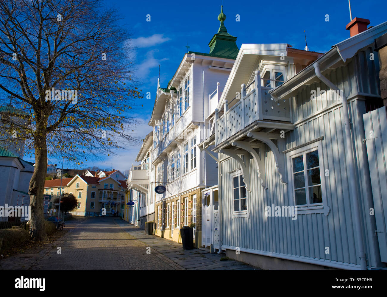 Vieux bâtiments historiques en bois à Marstrand sur la côte de Swedens Bohuslan Banque D'Images