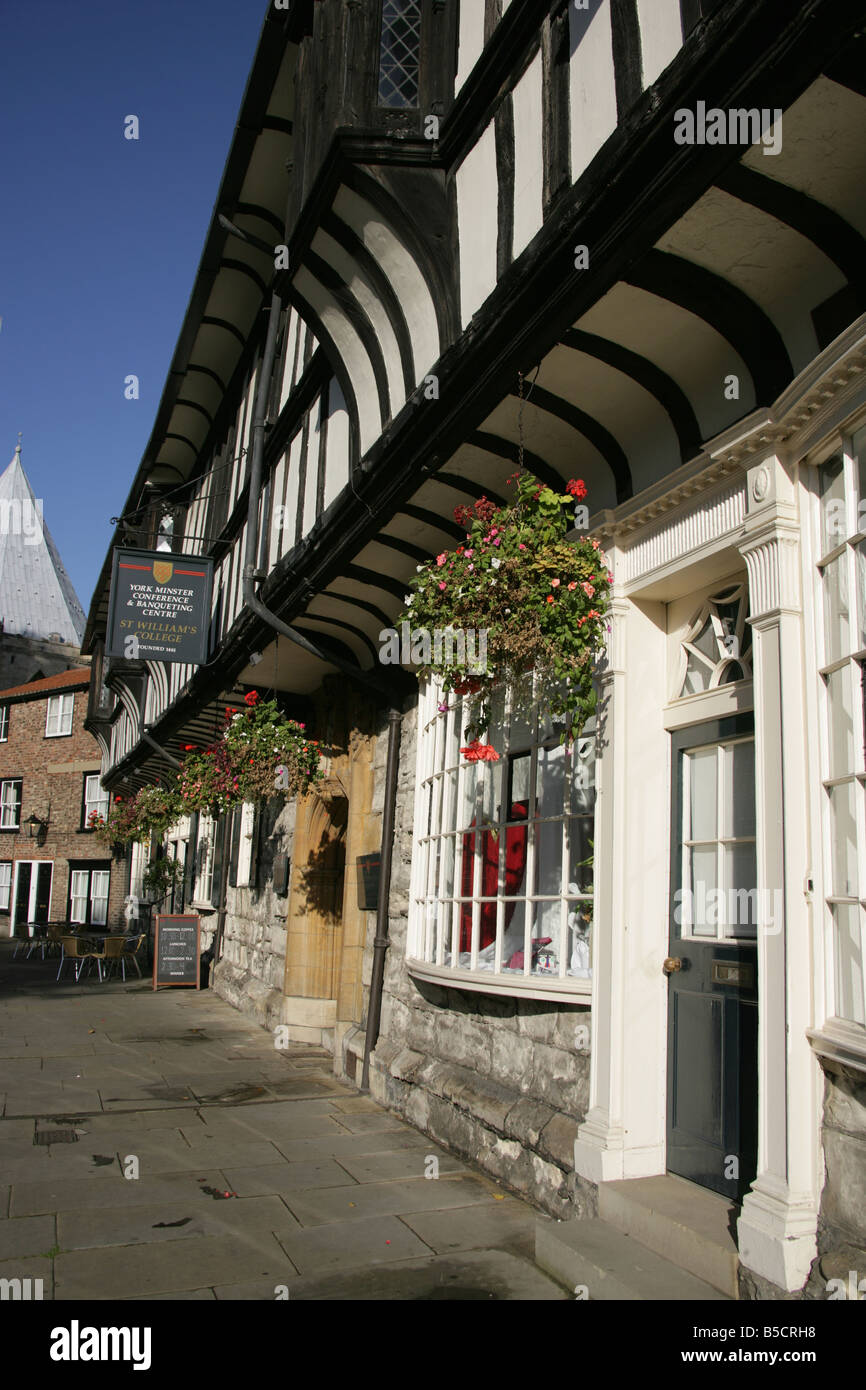 Ville de York, en Angleterre. Fondé pour les prêtres Chantry, St Williams College est situé dans la région de College Street près de York Minster. Banque D'Images