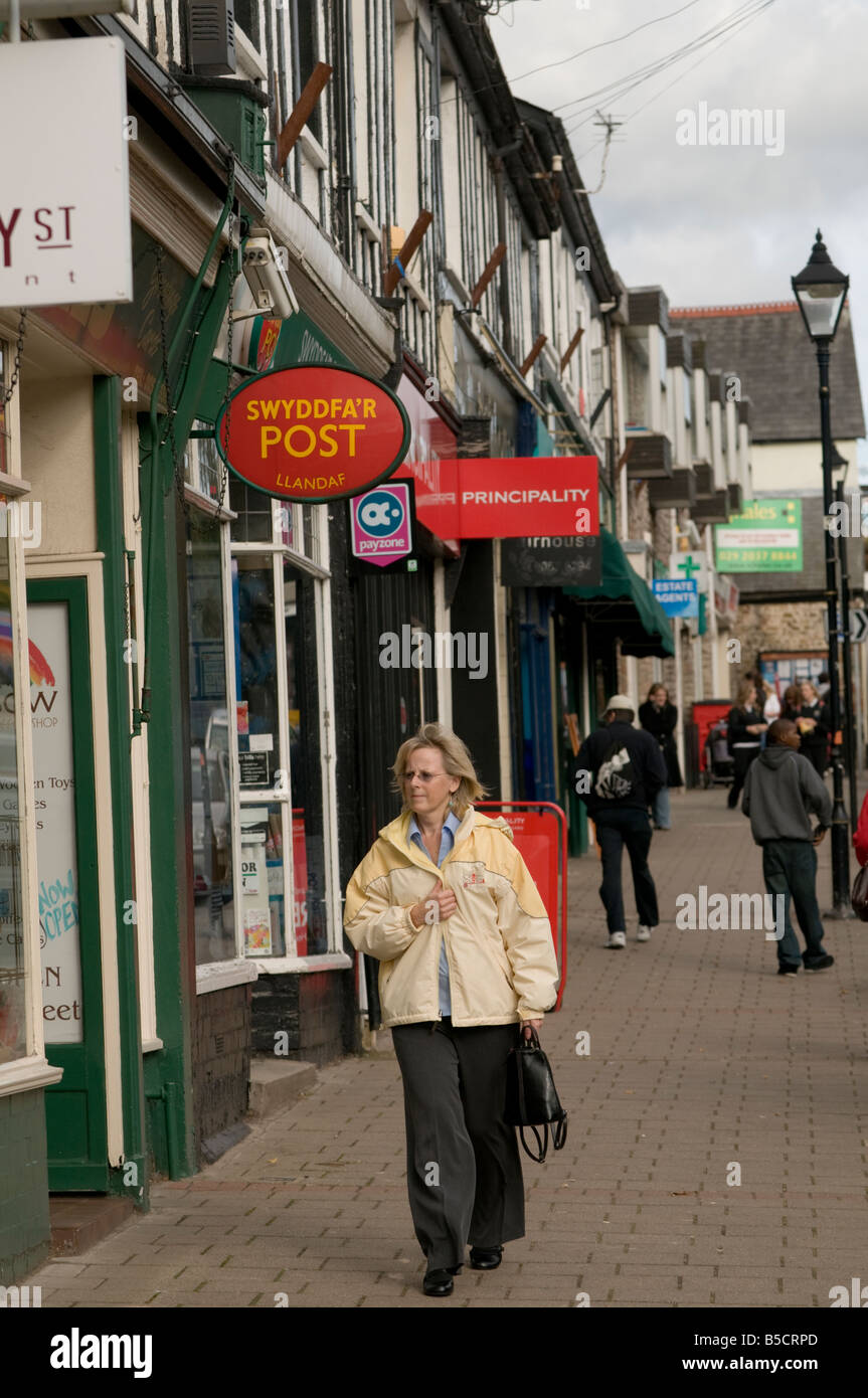 Les gens en passant devant les boutiques et bureau de poste de Llandaf village une banlieue de la ville de Cardiff au Pays de Galles UK Banque D'Images