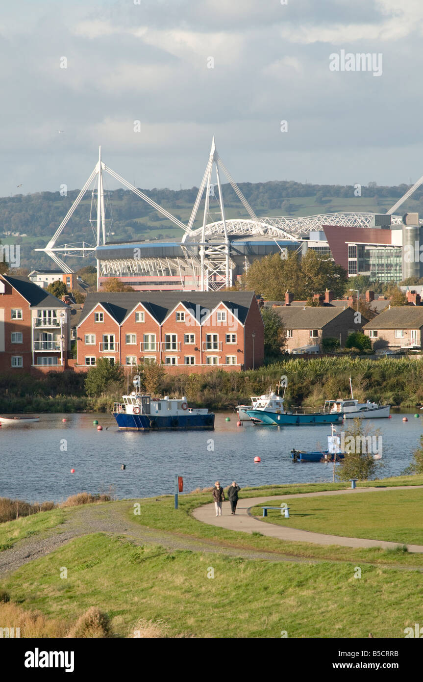 Bateaux amarrés près de waterside maisons et maisons avec Cardiff City skyline vu de la baie avec le Millennium Stadium, le Pays de Galles UK Banque D'Images