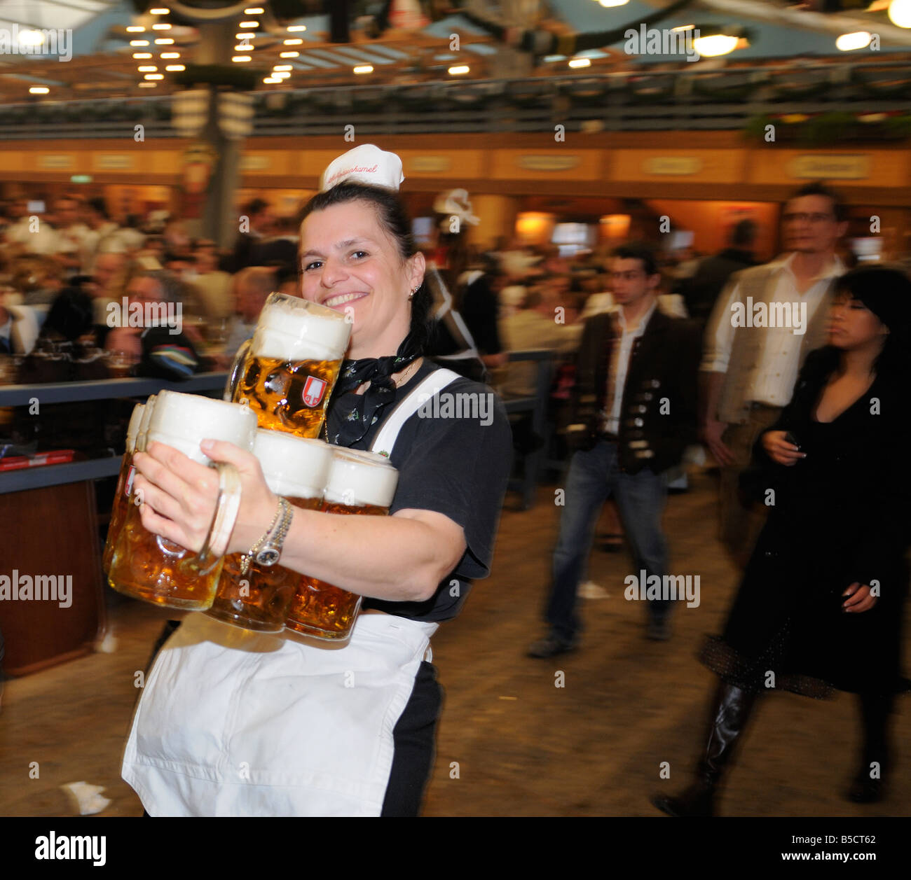 Oktoberfest noodles and beers Banque D'Images