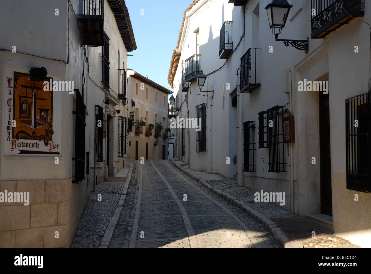 Scène de rue pavées, Chinchon, Comunidad de Madrid, Espagne Banque D'Images