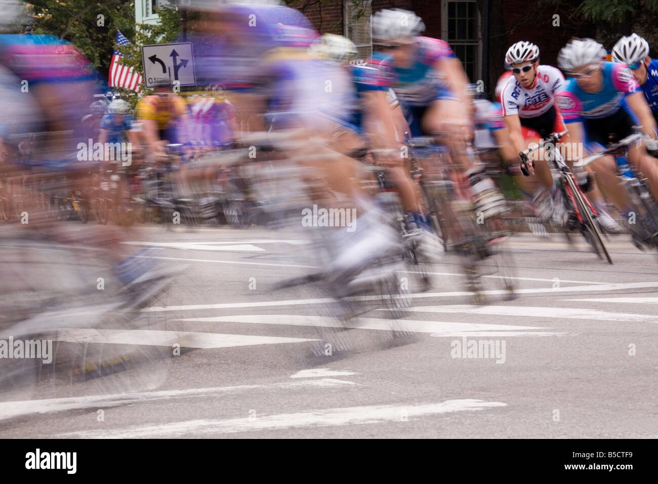 Les cyclistes en compétition dans une course cycliste critérium annuel dans la région de Portsmouth, New Hampshire. Banque D'Images