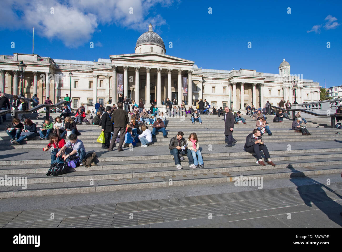Les touristes sur les étapes menant à la Galerie nationale, Londres Banque D'Images